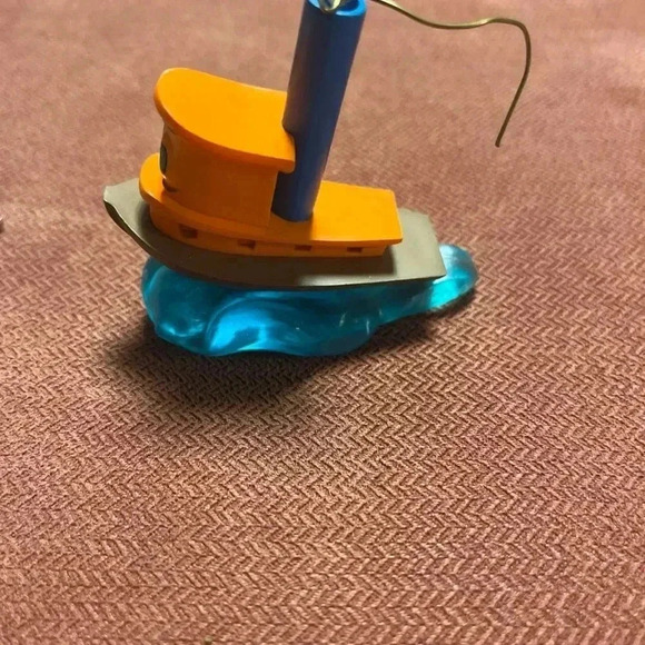 Hallmark ornament Scuffy the Tugboat year 2000 - Picture 4 of 5